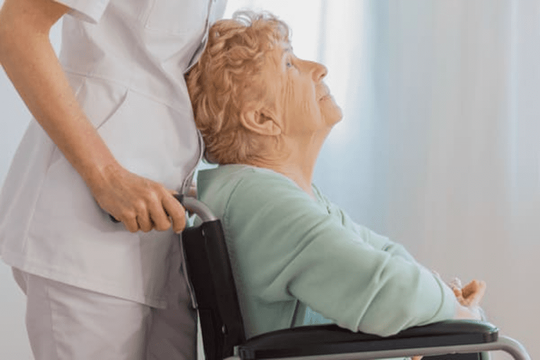 enfermera empujando silla de ruedas